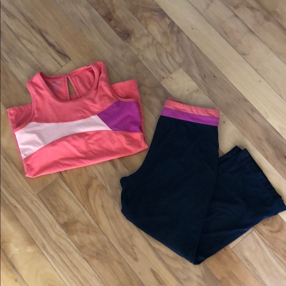 Active wear set.